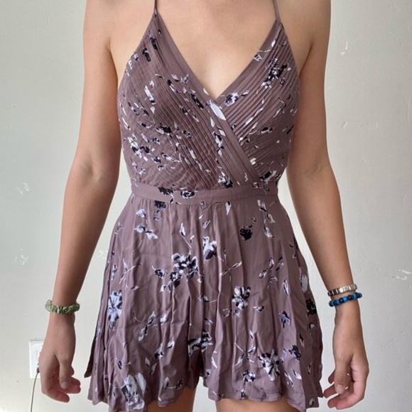 UO Kimchi Blue Strappy Cross-back Floral Purple Romper Size 0 Like New - Picture 1 of 10